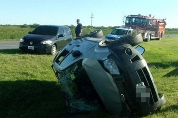 Un hombre murió luego de despistar y volcar con su camioneta