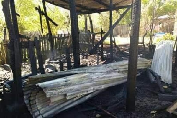 Corrientes: Un feroz incendio destruyó por completo la humilde casa de dos bomberos voluntarios