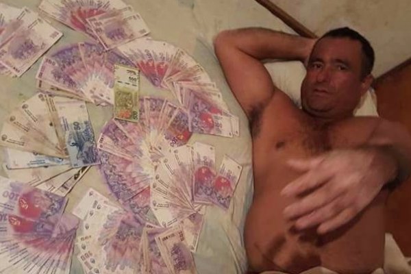 Impresentable: Las fotos del concejal semidesnudo y rodeado de billetes