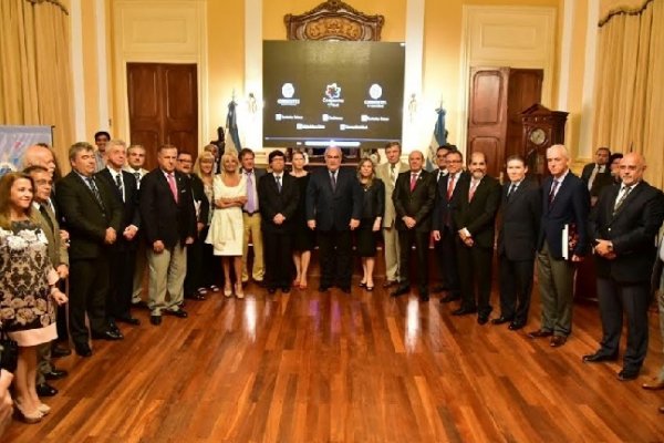 Colombi recibió a 15 embajadores y destacó los atractivos de Corrientes