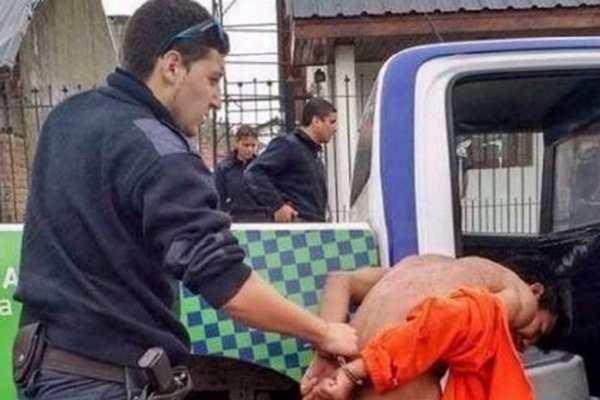 Depravado manoseó a una nena, quedó enganchado en una reja y vecinos intentaron lincharlo