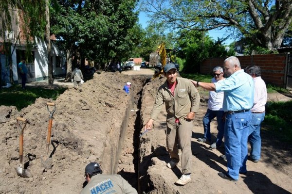 El Intendente supervisó las obras de extensión de cloaca en el Quilmes