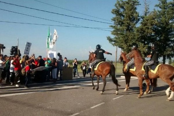 San Luis: Macri tapó con policías dos marchas en su contra