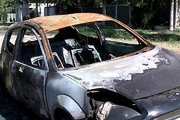 Vándalos prendieron fuego un auto en el barrio Santa Teresita