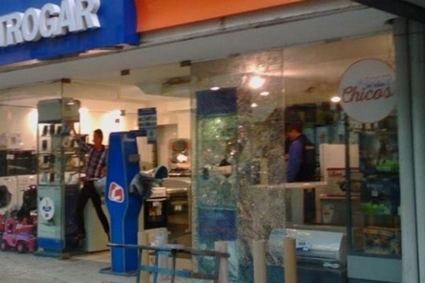 Robaron varios celulares de un local de la peatonal Junín