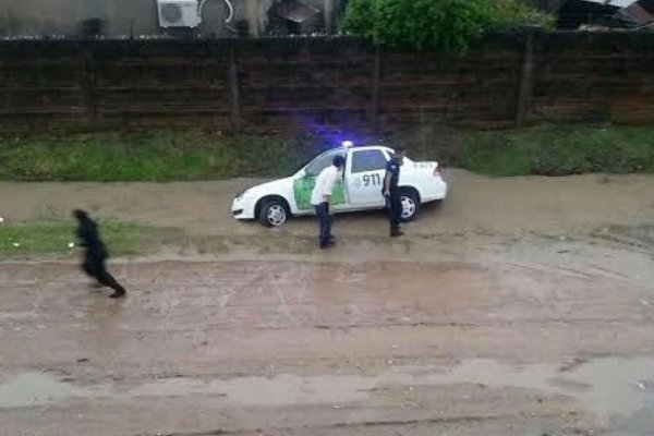 Temporal en Corrientes: Móvil de la Policía quedó atrapado en una zanja