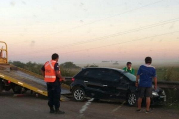 Chavarría: Auto despistó  y chocó contra el guardarail de un puente