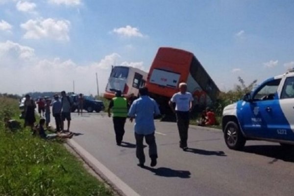 Santa Fe: 13 muertos al chocar dos micros de frente