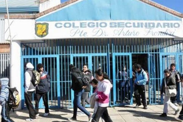 Corrientes: El Colegio Arturo Frondizi sufre problemas con la distribución de luz y agua