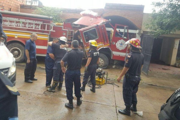 Barrio 300 Viviendas: una mujer bombero murió tras estrellarse un autobomba contra una casa