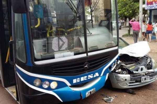 Corrientes: Un colectivo y un auto protagonizaron un accidente en zona céntrica