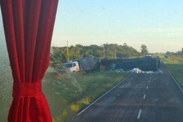 Ruta 12: Camión volcó su carga de harina cerca de San Roque