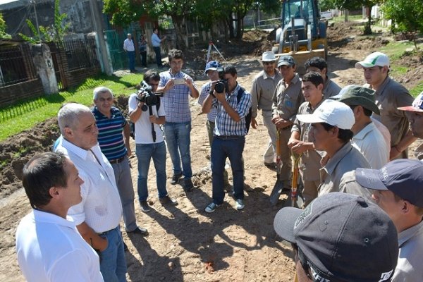 Ríos activó plan de inversión para absorber trabajadores despedidos y generar pavimento