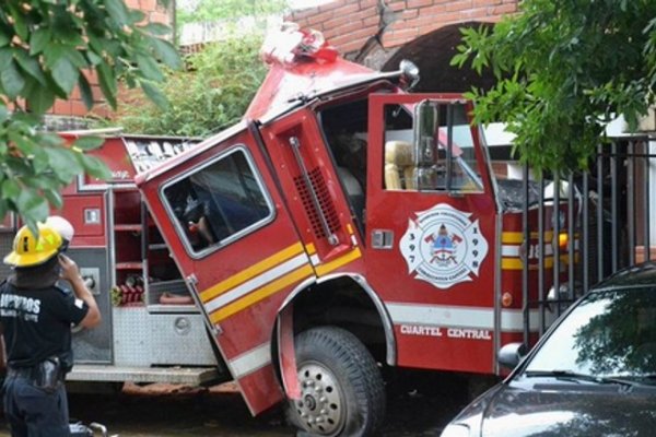 Evoluciona el bombero internado tras accidentarse con la autobomba