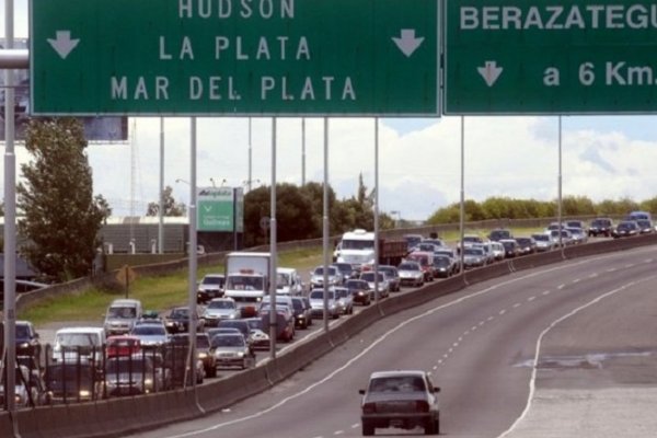 Misterio en la autopista La Plata: encontraron un cadáver con dinero