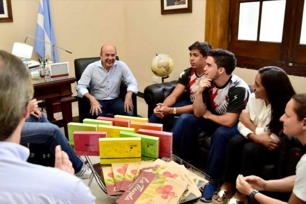 Gustavo Canteros alentó al equipo de rugby que viaja a Nueva Zelanda