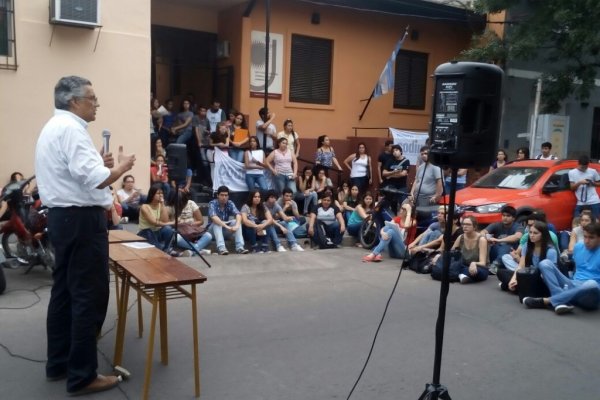 Corrientes: Estudiantes y docentes universitarios se manifestaron en defensa de la educación pública