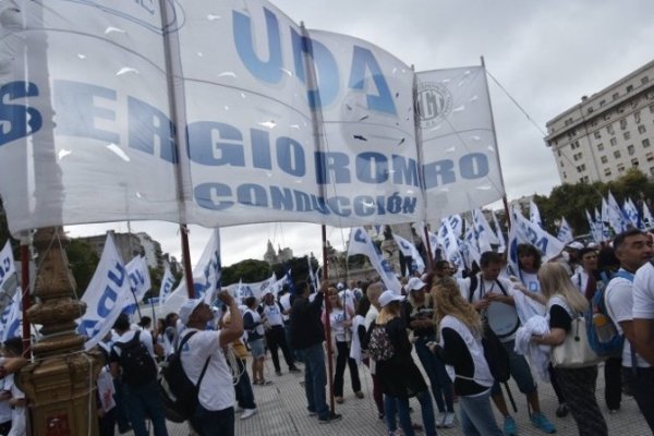 Masiva movilización de los docentes hacia Plaza de Mayo