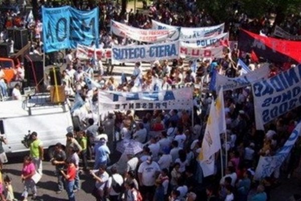 Corrientes: CTA y CGT buscan acuerdo para hacer sentir las protestas contra Colombi