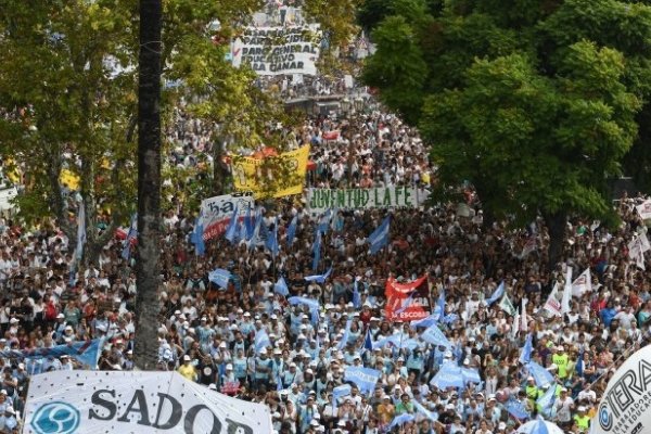 Masiva marcha docente reclamó al Gobierno por la paritaria nacional