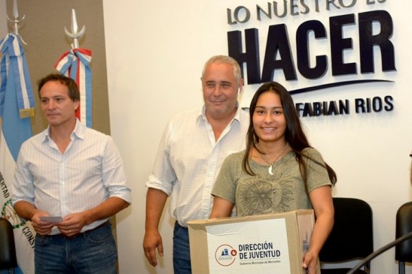 Fabián Ríos acompañó la entrega de becas municipales a mercedeños