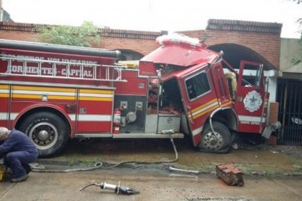 Propietarios de la casa destruida reclaman a Bomberos por los daños