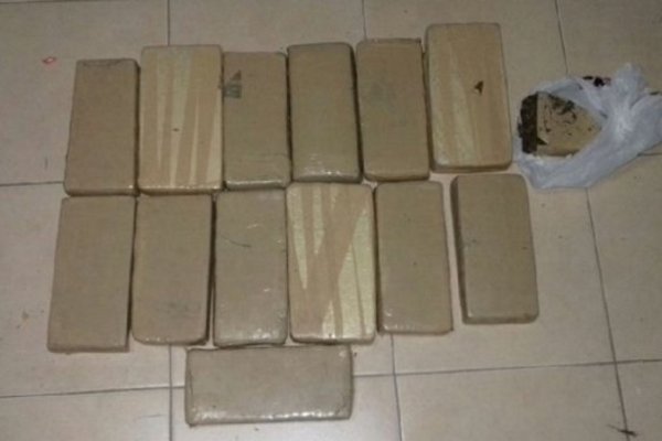 Narco santafesino llevaba 14 panes de marihuana desde Corrientes, quiso escapar y lo detuvieron