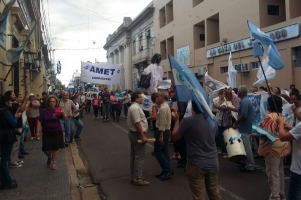 Corrientes: Docentes reclaman por descuentos y confirman protesta para este jueves 30