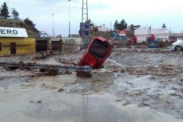 Un fuerte temporal convirtió en ríos las calles de Comodoro Rivadavia