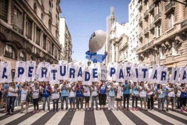 Docentes exigen al Gobierno que cumpla con la ley y convoque a una paritaria nacional