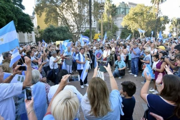 Seguidores de Macri marcharon en Plaza de Mayo y otras ciudades a favor del Gobierno