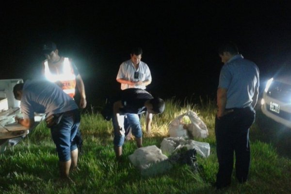 Corrientes: Policías hallaron 111 ladrillos de marihuana abandonada en el paraje Scorza Cué