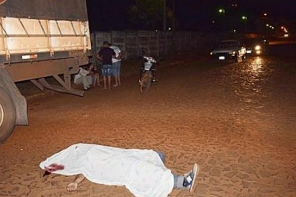 Alvear: Motociclista murió al chocar contra un camión estacionado