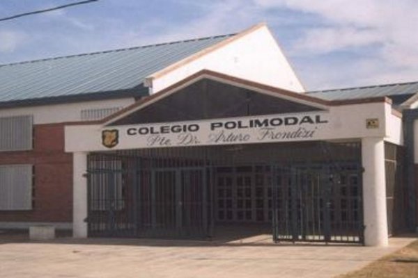 Alumnas de la Escuela Frondizi a las piñas: Una terminó desmayada