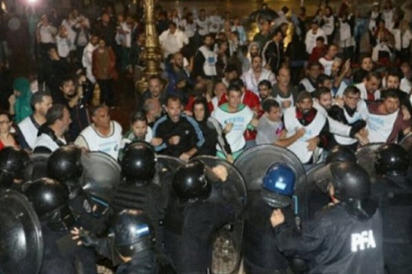 El gremio AMET repudió la represión a docentes en la plaza de los Dos Congresos