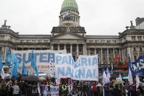 Maestros realizaron abrazo simbólico a la Escuela Itinerante