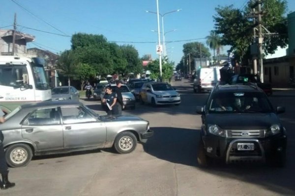 Automovilista quiso adelantarse y chocó contra la puerta de un camión