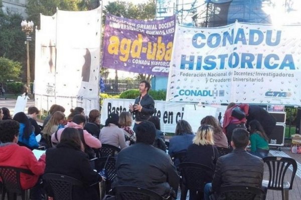 Toma y clases públicas en Plaza de Mayo en apoyo a los docentes