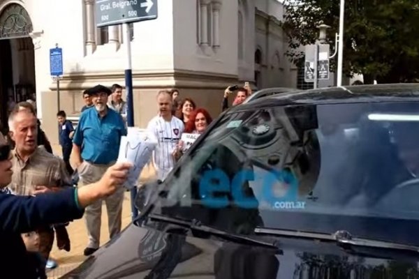 Macri pasó un mal momento a la salida de la iglesia en Tandil