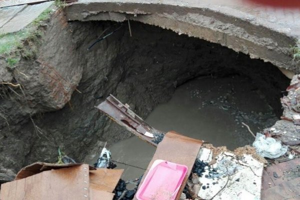 Corrientes: se hundió otra calzada de pavimento por la rotura de un caño de cloaca