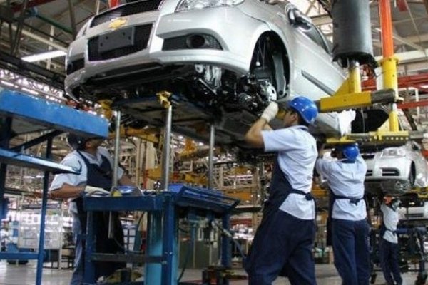 Según la UIA, la producción industrial se redujo un 9% en febrero