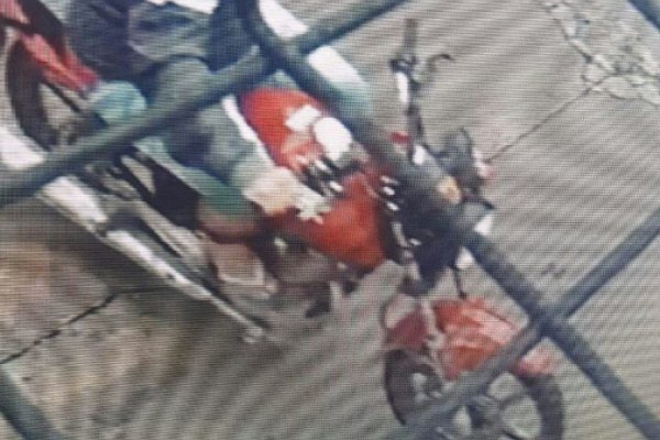 Cámara de seguridad captó a motochorro cuando ataca a su víctima en pleno centro