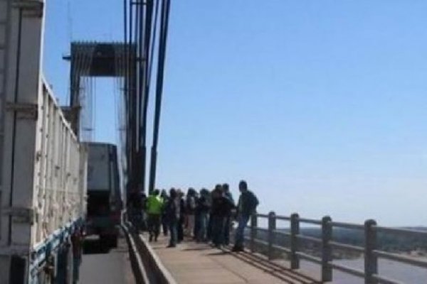 Una joven de 17 años intentó tirarse desde el puente General Belgrano y gendarmes la salvaron