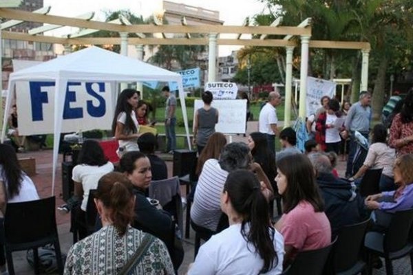 Corrientes: Docentes reclamaron con una clase abierta en la plaza