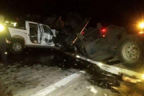 Colonia Libertad: un hombre murió tras choque frontal entre un camión y una camioneta