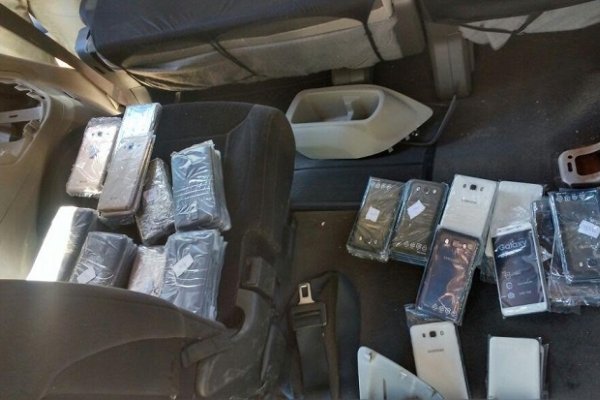 Gendarmería secuestró 146 celulares que iban ocultos en un auto