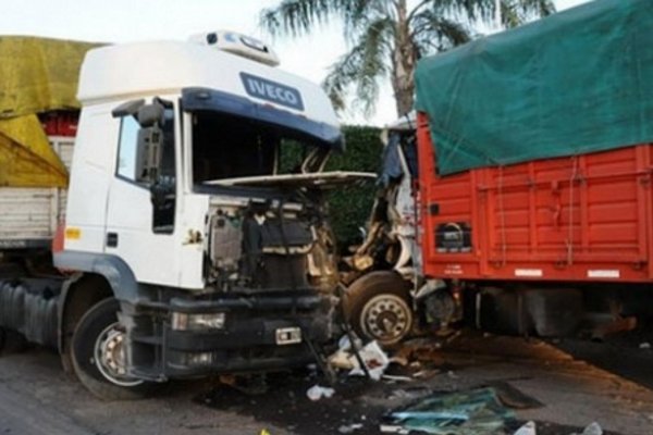 Un muerto tras choque frontal entre dos camiones en Ruta 123