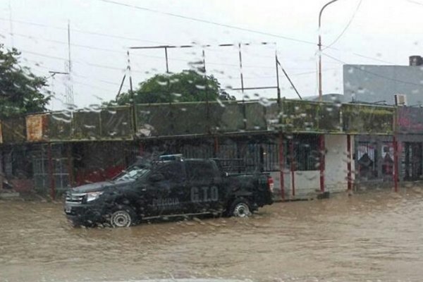 La Policía también asiste a familias en zonas inundadas en Corrientes