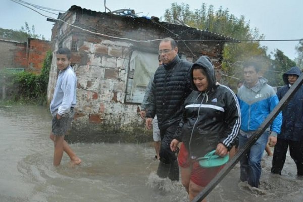 Tassano recorrió sectores inundados y coordinó asistencia a familias