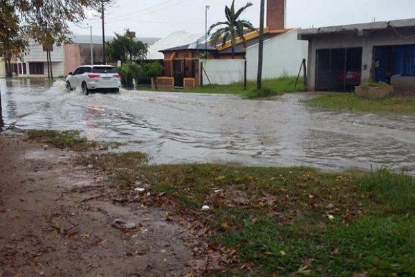 Trasladan evacuados del barrio Laguna Seca al Hogar Escuela